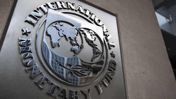 Das Logo des Internationalen Währungsfonds (IWF) an einer Wand.