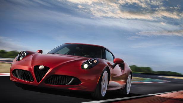 Ein roter Alfa Romeo 4C fährt auf einer Rennstrecke.