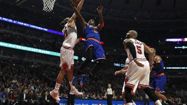 New York Knicks&#039; J.R. Smith (2nd L) goes to the basket against Chicago Bulls&#039; Joakim Noah (L) during the first half of their NBA basketball game in Chicago, December 8, 2012. REUTERS/Jim Young (UNITED STATES - Tags: SPORT BASKETBALL)