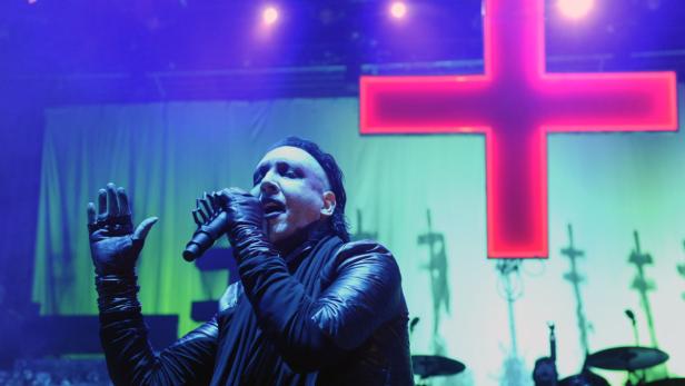 APA10572346 - 08122012 - WIEN - ÖSTEREICH: Der US-amerikanische Marilyn Manson während eines Konzertes am Samstag. 8. Dezember 2012 in der Stadthalle in Wien .+ + + WIR WEISEN AUSDRÜCKLICH DARAUF HIN, DASS EINE VERWENDUNG DES BILDES AUS MEDIEN- UND/ODER URHEBERRECHTLICHEN GRÜNDEN AUSSCHLIESSLICH IM ZUSAMMENHANG MIT DEM ANGEFÜHRTEN ZWECK ERFOLGEN DARF - VOLLSTÄNDIGE COPYRIGHTNENNUNG VERPFLICHTEND + + + NO SALES - EDITORIAL USE ONLY + + + APA-FOTO: HERBERT P. OCZERET