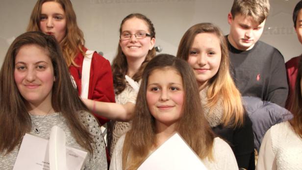 Eine Gruppe Jugendlicher steht zusammen und hält Urkunden in den Händen.
