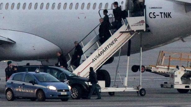 epa03555353 Italian &#039;paparazzo&#039; photogrpaher, Fabrizio Corona (3-R), convicted in Italy for extortion and sentenced to five years in prison, arrives from Portugal at the Malpensa airport in Milan, Italy, 25 January 2013. The Italian photographer was sentenced in January 2012 for the crime of qualified extortion, after trying to extort 25 million euros from the French international striker David Trezeguet, threatening to disclose a compromising photo of the player with a woman. EPA/MATTEO BAZZI