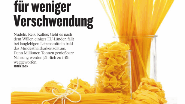 Verschiedene Sorten ungekochter Pasta in Gläsern vor weißem Hintergrund.