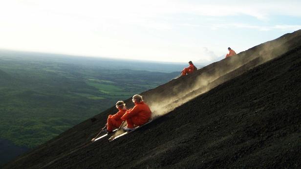Action-Urlaub: Vulkan-Boarding und Überschallflug