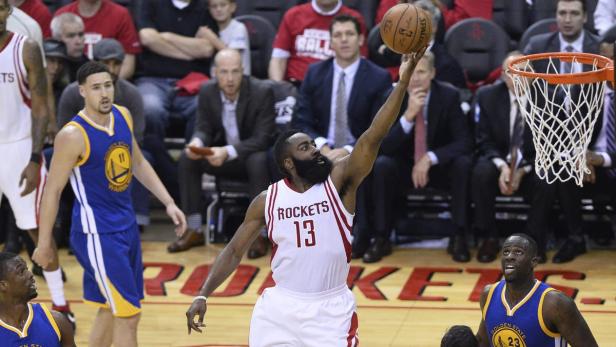 James Harden von den Houston Rockets wirft den Ball.