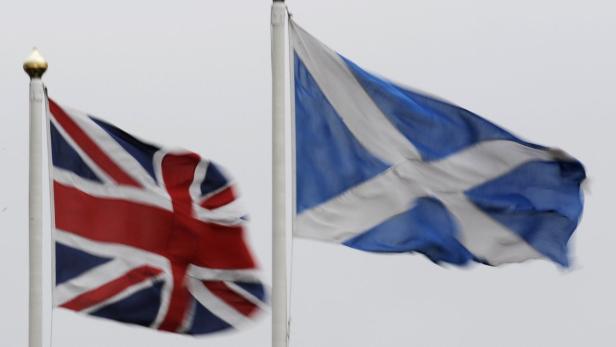 Die schottische Flagge (re.) bleibt auch weiterhin Teil des Union Jack