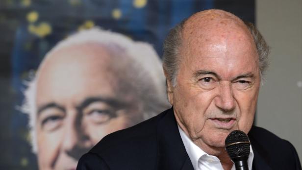 Sepp Blatter spricht bei einer Veranstaltung in ein Mikrofon.