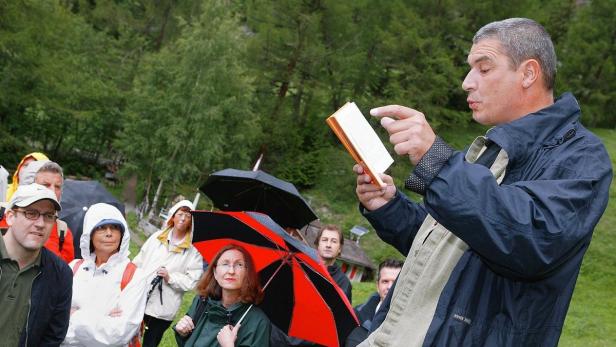 Andrzej Stasiuk 2004 bei einer Lesung in der Schweiz  