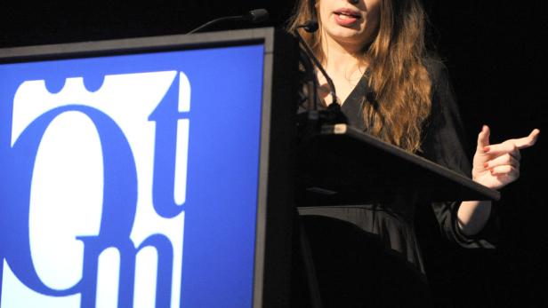 Eine Frau spricht auf den Österreichischen Medientagen an einem Rednerpult.