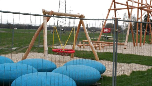 Spielplatz unter Hochspannungsleitung Esslinger Furt Donaustadt