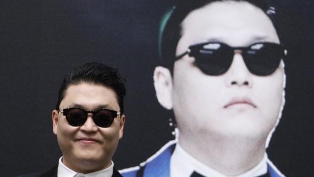 South Korean rapper Psy attends a news conference before a free concert at the Marina Bay Sands in Singapore December 1, 2012. REUTERS/Edgar Su (SINGAPORE - Tags: ENTERTAINMENT)