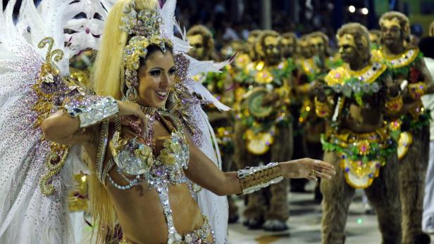 Februar - Rio de Janeiro: Beim Karneval treiben sich Millionen in den Straßen von Rio herum, tanzen Samba und feiern das Leben. Was gibt es schöneres als mitzufeiern?