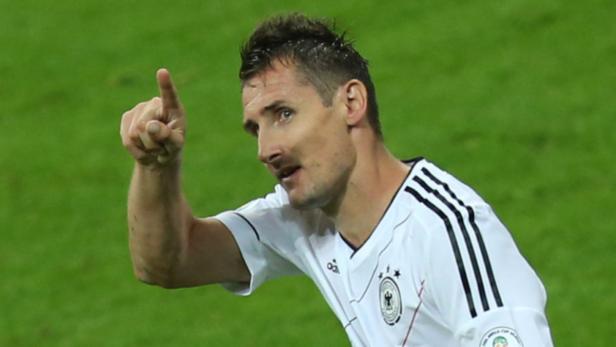 Miroslav Klose im Trikot der deutschen Nationalmannschaft zeigt mit dem Finger nach oben.