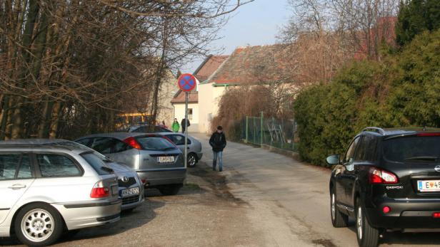 Feldstraße, Chaos mit Fußgänger, Autos und parkenden Pkw