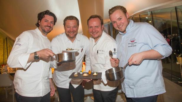 Gemeinsam standen die Chefs in der offenen Küche und arbeiteten an einem fünfgängigen Menü: Spitzenköche Thomas Dorfer, Andreas Döllerer, Hubert Wallner und Richard Rauch (von links).