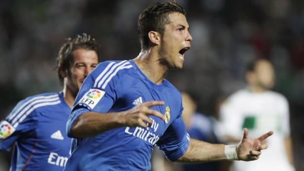 Cristiano Ronaldo jubelt in einem blauen Real Madrid Trikot.