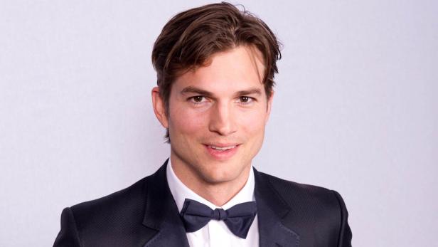 Ashton Kutcher trägt einen Smoking und eine Fliege.