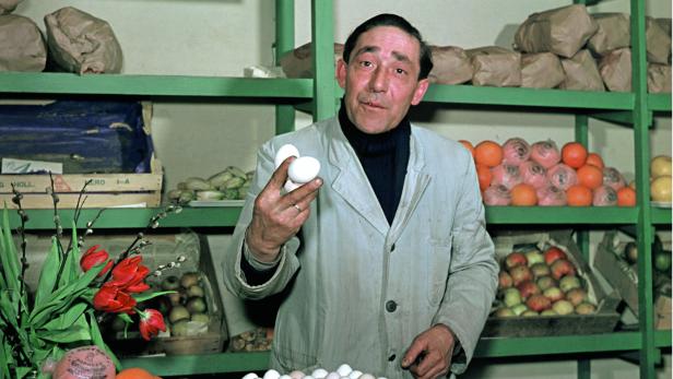 Ein Verkäufer präsentiert Eier in einem Lebensmittelgeschäft.