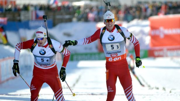 APA10579372 - 09122012 - HOCHFILZEN - ÖSTERREICH: ZU APA-TEXT SI - Friedirich Pinter (r.,AUT) und Dominik Landertinger (AUT) am Sonntag, 9. Dezember 2012, beim Biathlon-Staffelbewerb der Männer in Hochfilzen. APA-FOTO: BARBARA GINDL