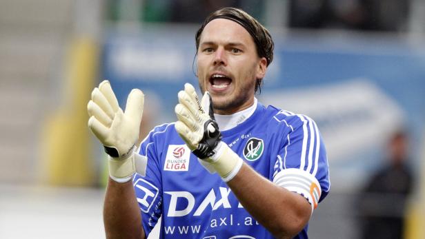 Ein Torwart der Bundesliga gestikuliert während eines Spiels.