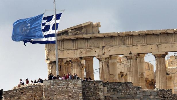 Greek and United Nations (UN) flags flutter atop the Athens Acropolis on United Nations Day in Athens October 24, 2012. October 24 has been celebrated as United Nations Day since 1948. In 1971, the United Nations General Assembly recommended that the day be observed by Member States as a public holiday. REUTERS/Yannis Behrakis (GREECE - Tags: ANNIVERSARY POLITICS)