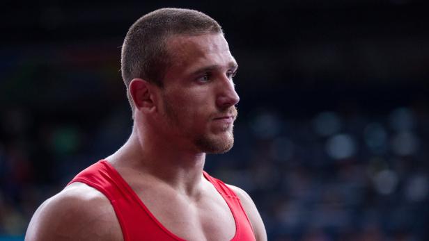 Ein Mann mit rotem Tanktop blickt zur Seite.