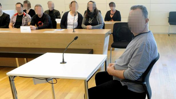 Der Angeklagte vor Prozessbeginn in Korneuburg