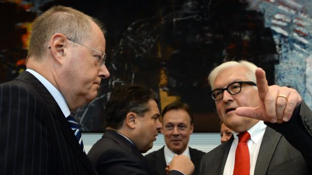 Erster Erfolg trotz interner Differenzen im SPD-Führungstrio Steinbrück (li.), Gabriel und Steinmeier (re.)