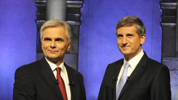 Shakehands zwischen SP-Chef Faymann und VP-Chef Spindelegger beim zweiten von drei „Kanzlerduellen“ – hier im ATV-Studio