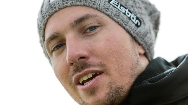 Ein Mann mit Bart und Mütze blickt in die Kamera.