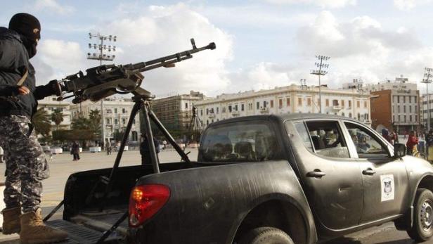 Chaos in Libyen: In der Hauptstadt Tripolis haben Islamisten die Macht übernommen (o.). Auch der österreichische IS-Hassprediger Mahmoud (rechts) wird bereits in Libyen vermutet.