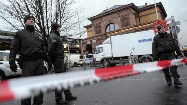 GERMANY BOMB ALERT epa03503858 Police officers secure the building of the central station in Bonn, Germany, 10 December 2012. A bomb alert caused severe delays in the rail transport after a bag with a working pipe bomb was found in the afternoon. EPA/MARIUS BECKER