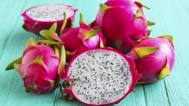 Die Drachenfrucht sieht mit ihrem satten Pink und den blattähnlichen Quasten nicht nur speziell aus, sie ist auch eine echtes Superfood. Die auch Pitahaya genannte Frucht ist besonders reich an Nährstoffen und gilt als wahre Vitaminbombe.