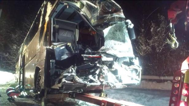 bus.jpg Schotter-Lkw kracht gegen Reisebus