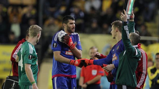 Ein Fußballtorwart wird während eines Spiels ausgewechselt.