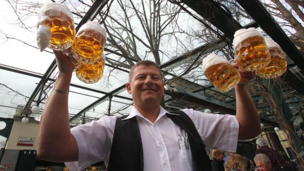 Schweizerhaus: Im Prater schäumt das Bier