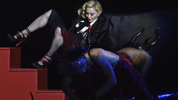 Madonna bei ihrem Bühnensturz in der Londoner O2-Arena