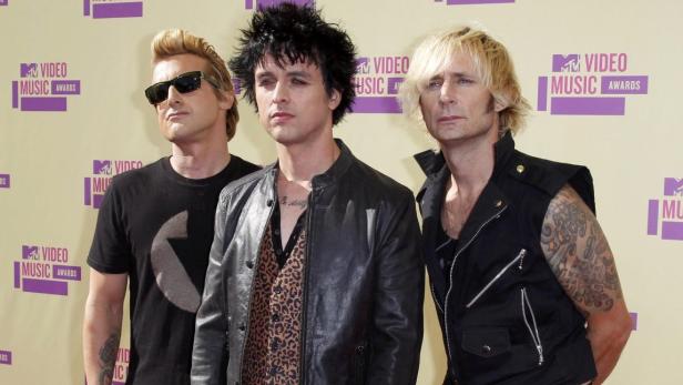 Die Band Green Day posiert auf dem roten Teppich bei den MTV Video Music Awards.