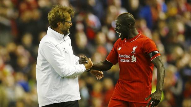 Jürgen Klopp gratuliert Sadio Mané mit einem Handschlag.