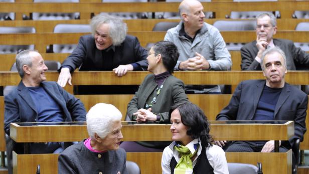 Dies hier ist hingegen definitiv eine Reaktion auf die Grüne Ehe mit Herrn Haslauer: &quot;Ich war gerade auf Urlaub und bedaure, dass ich nicht erst am 30. September zurückkomme.&quot; Die Ur-Grüne Freda Meissner-Blau will wegen der Salzburg-Koalition heuer erstmals nicht Grün wählen.