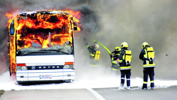 Der Brand war im Heck des Busses ausgebrochen, ...