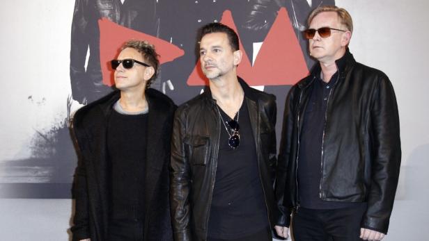 (From L-R)Martin Gore, Dave Gahan and Andrew Fletcher of British band Depeche Mode pose during a photocall before a press conference in Paris to announce the dates for their 2013/2014 world tour October 23, 2012. REUTERS/Benoit Tessier (FRANCE - Tags: ENTERTAINMENT)