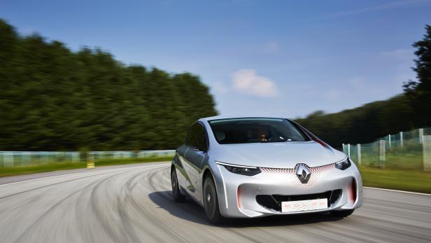 Ein silbernes Renault-Konzeptfahrzeug fährt auf einer Rennstrecke.