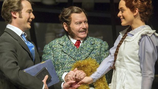 Rafael Schuchter als junger Scrooge, Horst Eder als William Fezziwig und Petra Staduan als Belle