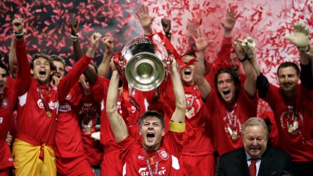 Steven Gerrard stemmte 2005 die Champions-League-Trophäe in den Istanbuler Nachthimmel.
