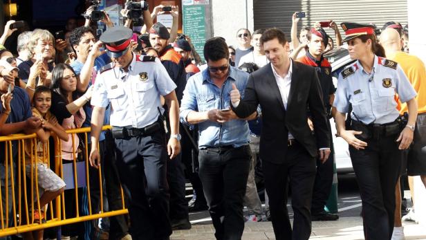 Lionel Messi wird von Polizisten und Fans umringt.