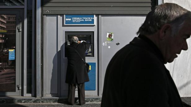 Griechen bringen Geld zurück auf die Bank