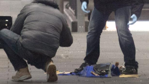 Polizisten untersuchen die gesprengte mutmaßliche Bombentasche am Hauptbahnhof in Bonn.