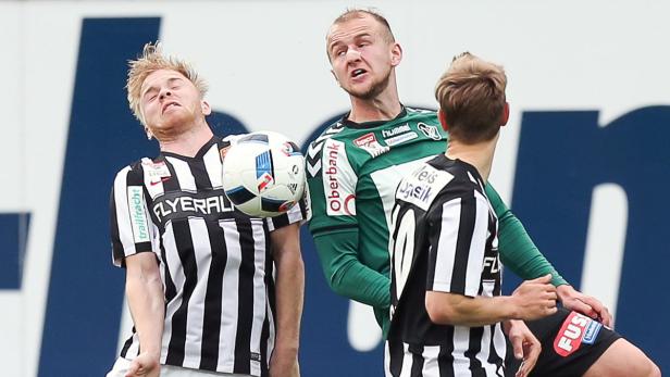 Ein Fußballspieler köpft den Ball während eines Spiels.