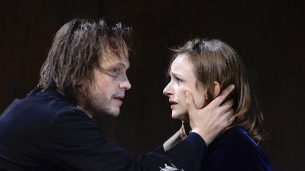 August Diehl als &quot;Hamlet&quot; und Wiebke Mollenhauer als &quot;Ophelia&quot;.